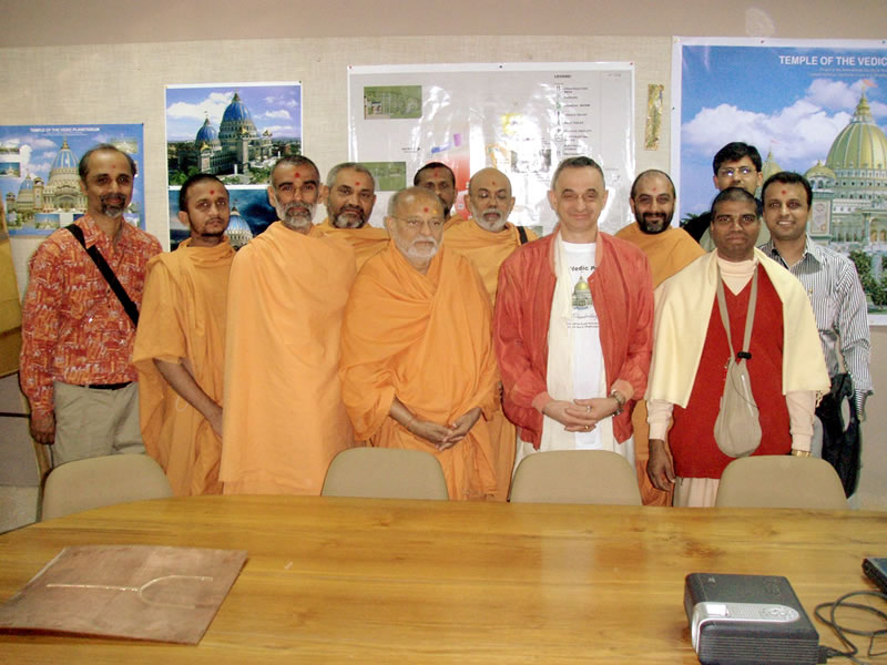 Visite amicale de Swaminarayan à ISKCON Mayapur