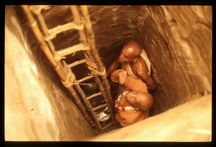 Srila Prabhupada descendo o buraco