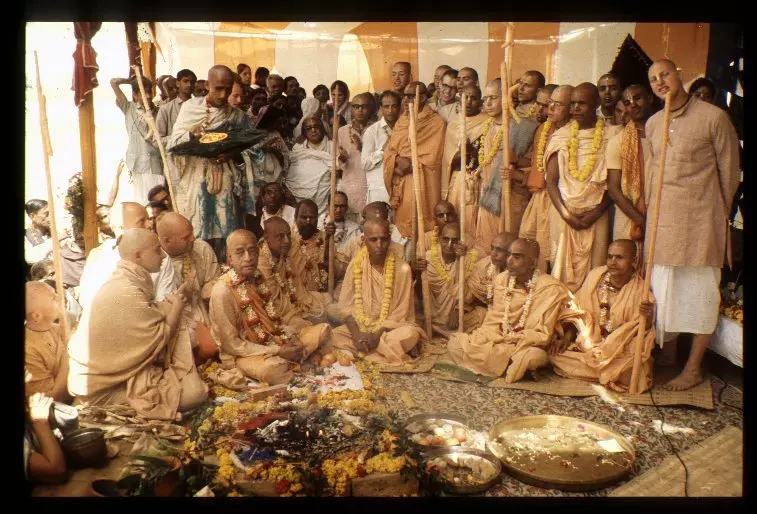 वैदिक तारामंडल के मंदिर के लिए नींव समारोह के दौरान अपने प्रभुभक्तों के साथ श्रील प्रभुपाद