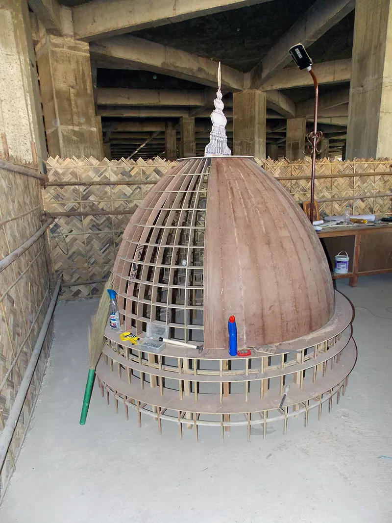 El exquisito modelo 1:30 de la cúpula hábilmente hecho por Parvata Muni Prabhu