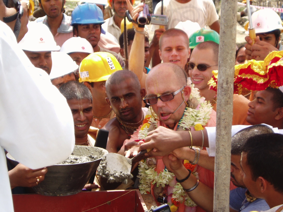 Sa Sainteté Jayapataka Swami bénit le chantier de construction et les efforts de collecte