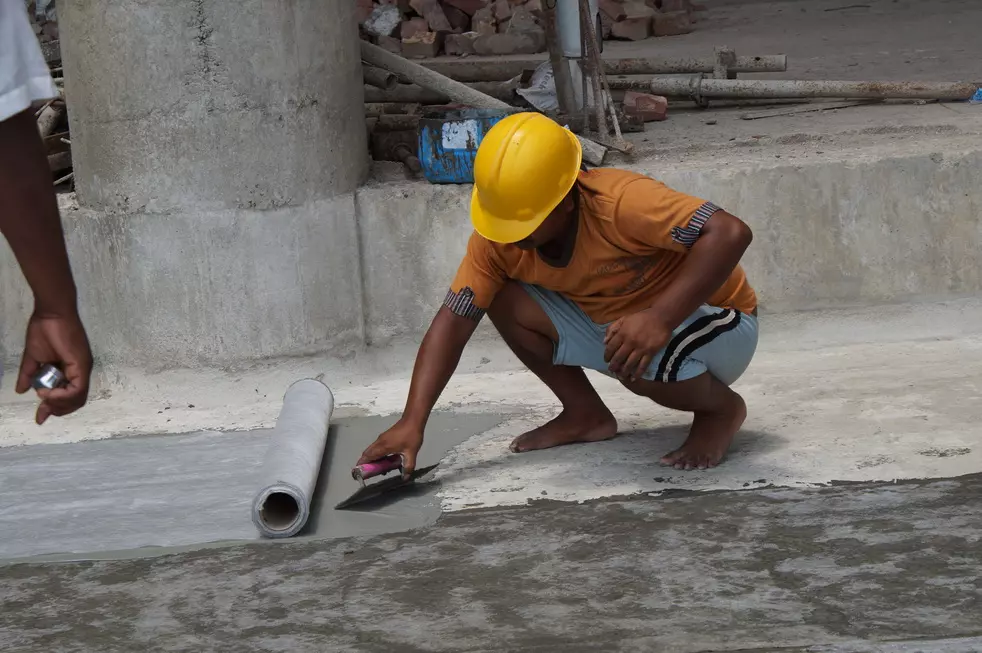 Une couche de protection est appliquée sur les sols en ciment de la superstructure