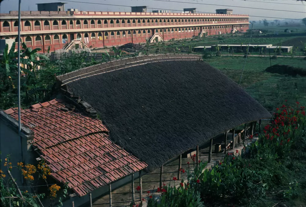 Srila Prabhupada Bhajan kutir y edificio largo