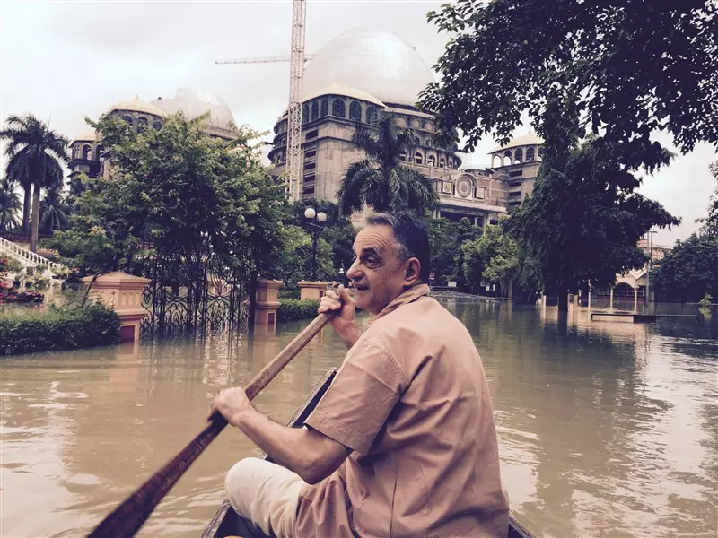 Sadbhuj Prabhu in einem Boot während der Flut in Maypur