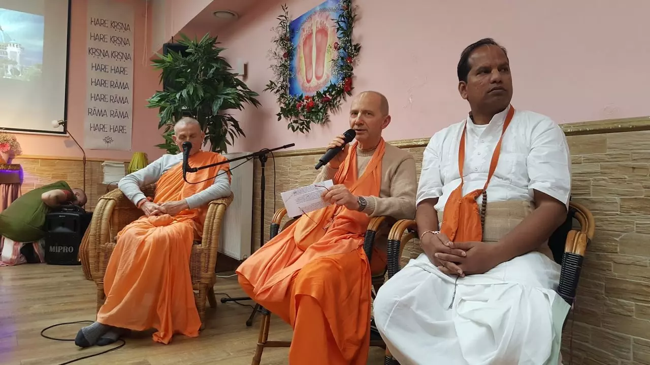HH Bhaktibusana Swami, Jananivas prabhu e Brajavilas prabhu durante o TOVP Euro Tour em Colônia, Alemanha