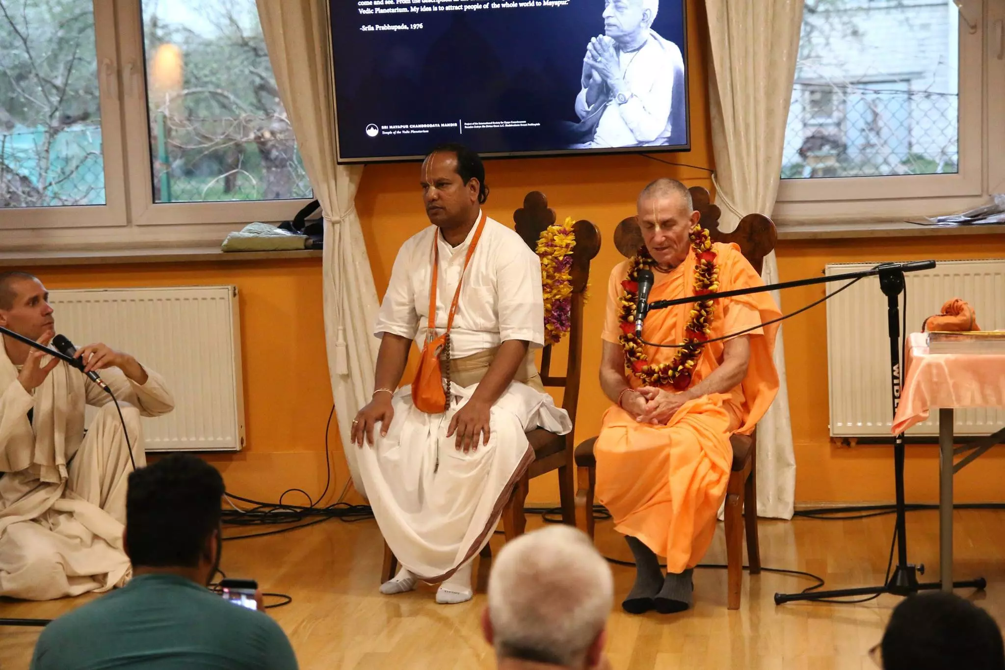 Jananivas prabhu e Brajavilas prabhu durante TOVP Euro Tour em Wroclaw, Polônia