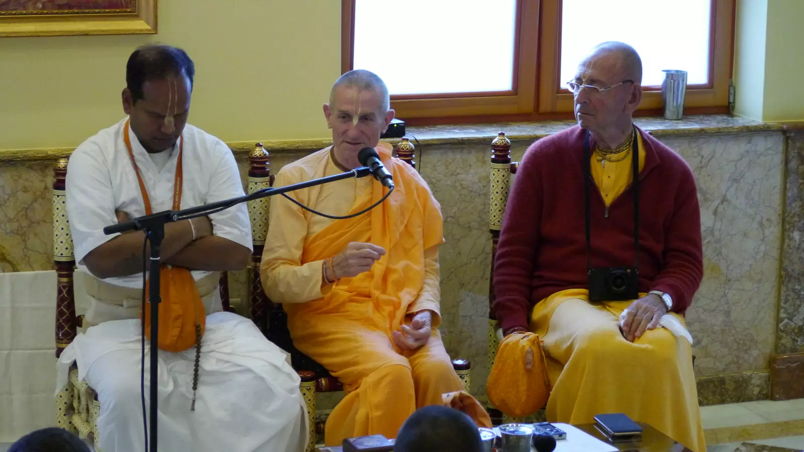 SH Sivaram Swami, Jananivas Prabhu und Brajavilas Prabhu während der TOVP Euro Tour in Budapest, Ungarn