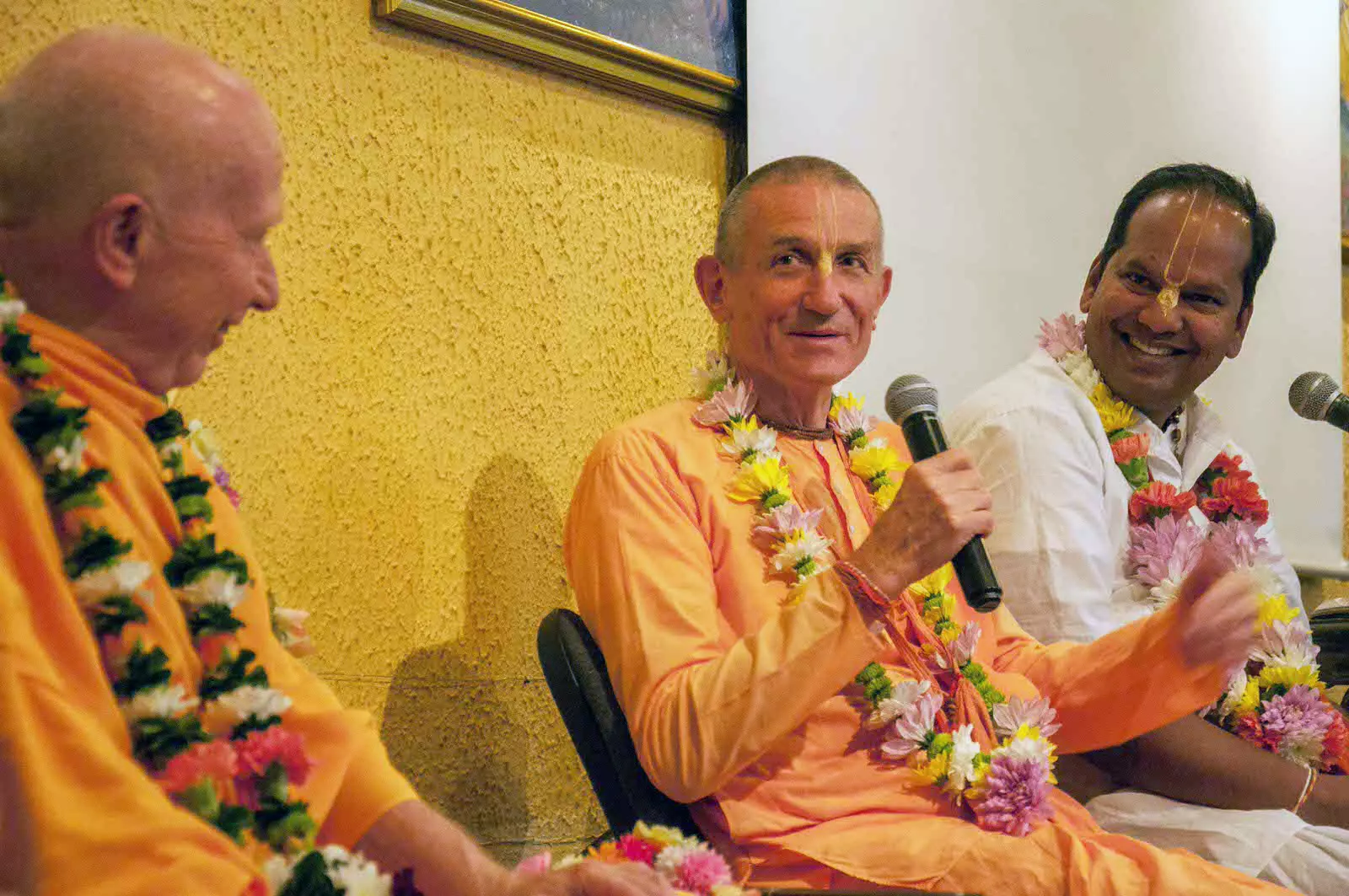 在斯洛文尼亚卢布尔雅那举行的 TOVP 欧洲巡回赛期间，HH Chandramauli Swami、Jananivas prabhu 和 Brajavilas prabhu