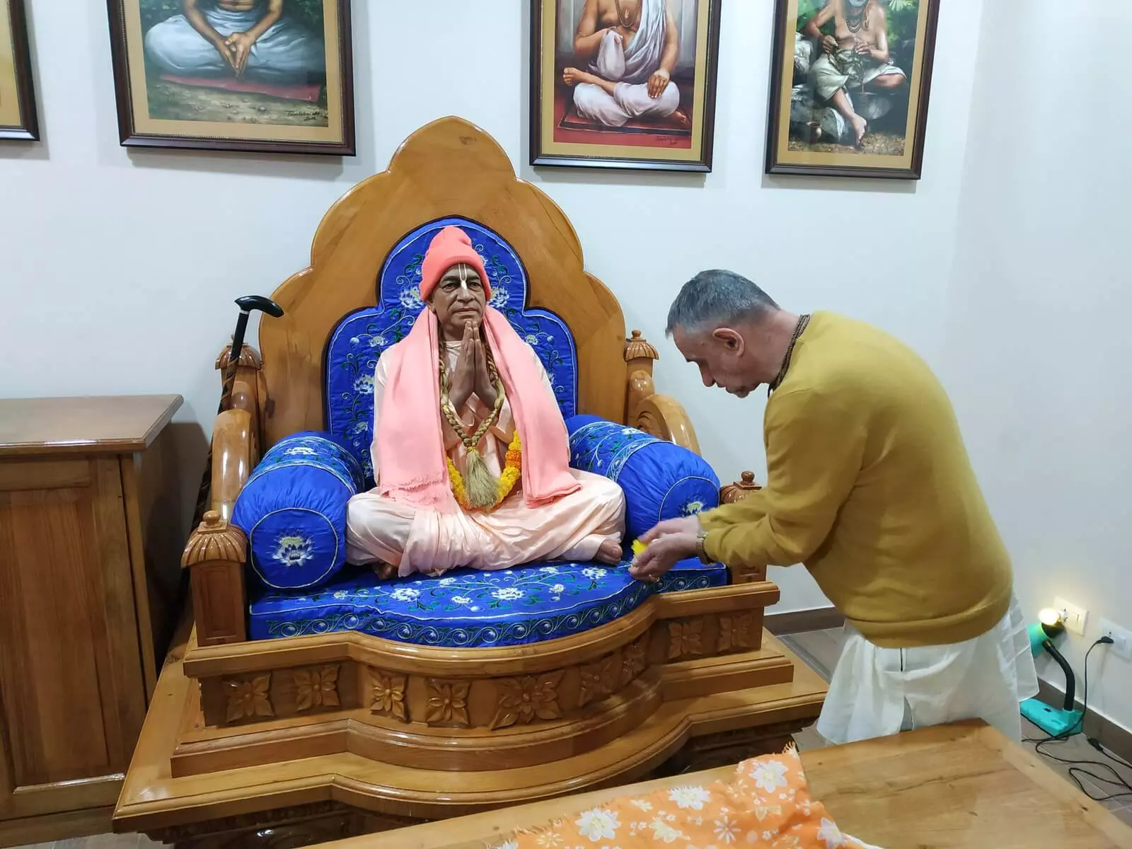 My return to the TOVP - Sadbhuj prabhu bowing down before Srila Prabhupada's new murti