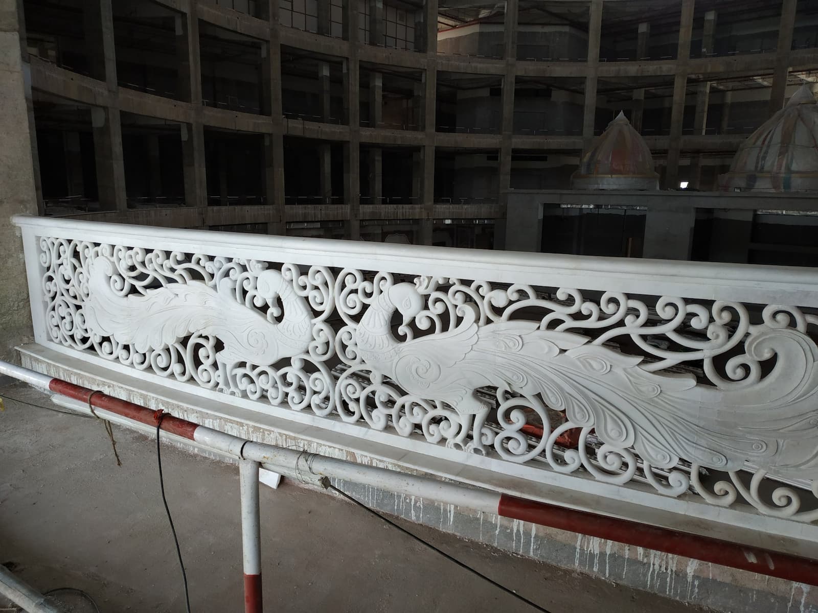 Belles balustrades en marbre installées dans le TOVP